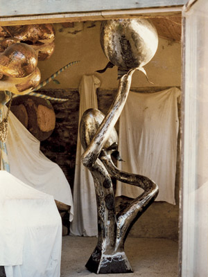 Lubo Kristek working on the sculpture Birth