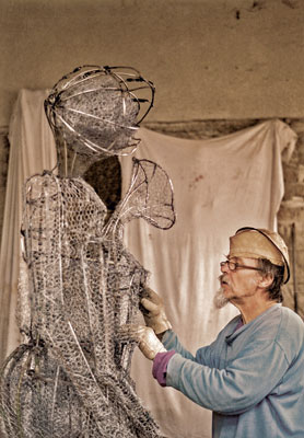 Lubo Kristek crreating the wire armature for the sculpture The Seekers.