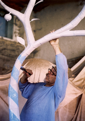 Lubo Kristek working on the sculpture Birth